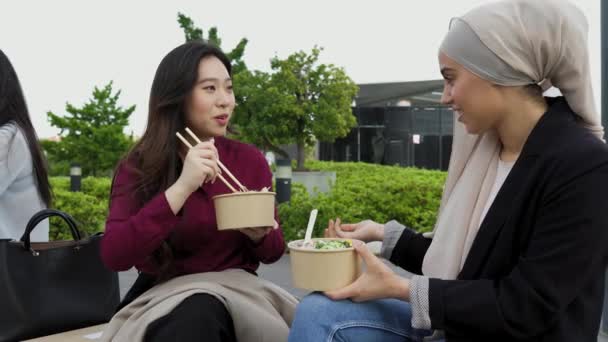 Multirassische Geschäftsfrauen, die eine Pause einlegen, um außerhalb des Büros eine Mahlzeit zu essen - Filmmaterial, Video