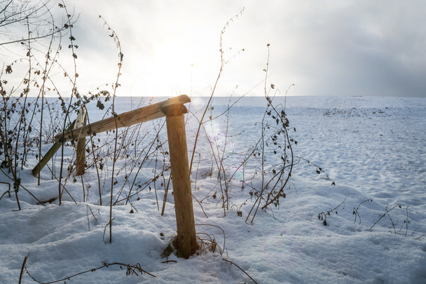 Houten reling in de winter - Foto, afbeelding