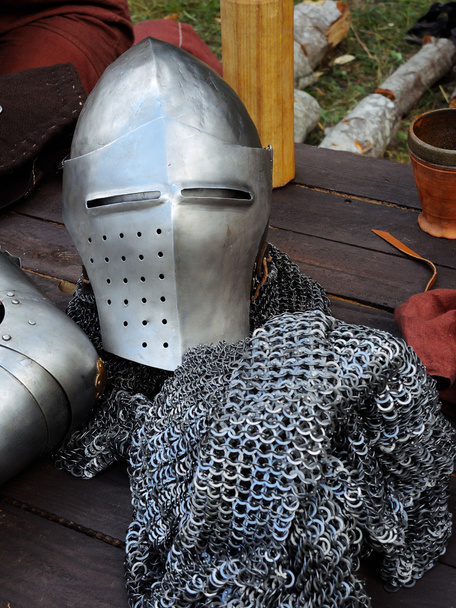 Piezas de metal armadura medieval y en blanco
 - Foto, imagen