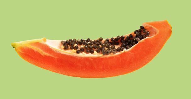Taze olgun papaya meyvesi siyah arka planda kırpma yolu ile izole edilmiş, gölgesiz, sağlıklı tropikal meyve, yarısı ve dilimleri, parçaları - Fotoğraf, Görsel