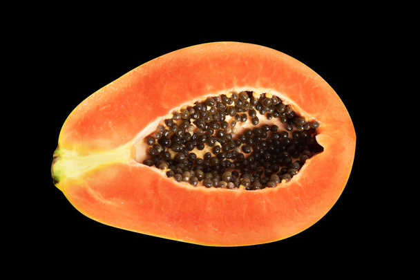 Свежие сладкие спелые фрукты папайи изолированы с обрезкой путь в черном фоне, без тени, здоровые тропические фрукты, половина и ломтики, куски - Фото, изображение