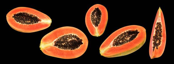 Taze olgun papaya meyvesi siyah arka planda kırpma yolu ile izole edilmiş, gölgesiz, sağlıklı tropikal meyve, yarısı ve dilimleri, parçaları - Fotoğraf, Görsel