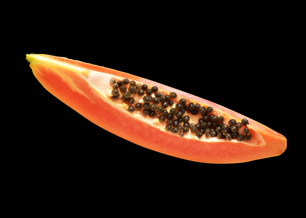 Свежие сладкие спелые фрукты папайи изолированы с обрезкой путь в черном фоне, без тени, здоровые тропические фрукты, половина и ломтики, куски - Фото, изображение