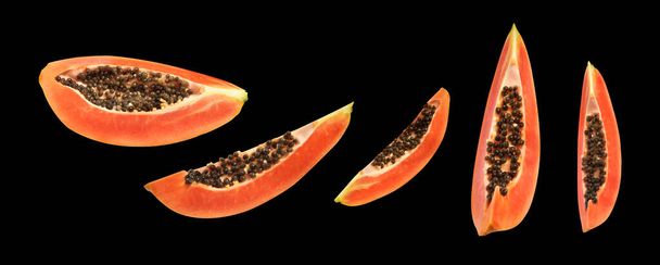 Fruta fresca de mamão madura doce isolada com caminho de recorte em fundo preto, sem sombra, fruta tropical saudável, metade e fatias, pedaços - Foto, Imagem