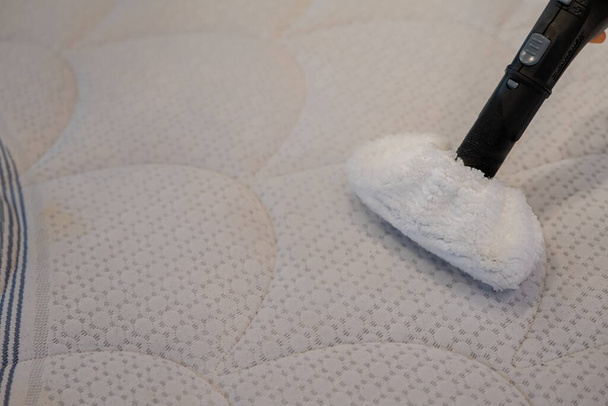 Puhdistus sänky Steam Cleaner.Bed puhdistus käsite. - Valokuva, kuva