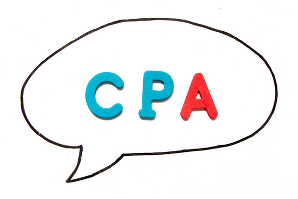Letra del alfabeto con la palabra CPA (Abreviatura de Contador Público Certificado) en el dibujo a mano de línea negra como discurso de burbuja sobre fondo de pizarra blanca - Foto, imagen