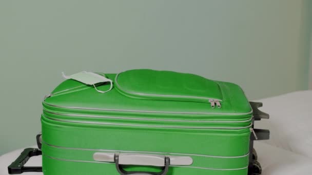 Womans mano mette passaporto europeo sulla valigia verde di viaggio. Filmati 4k di alta qualità - Filmati, video