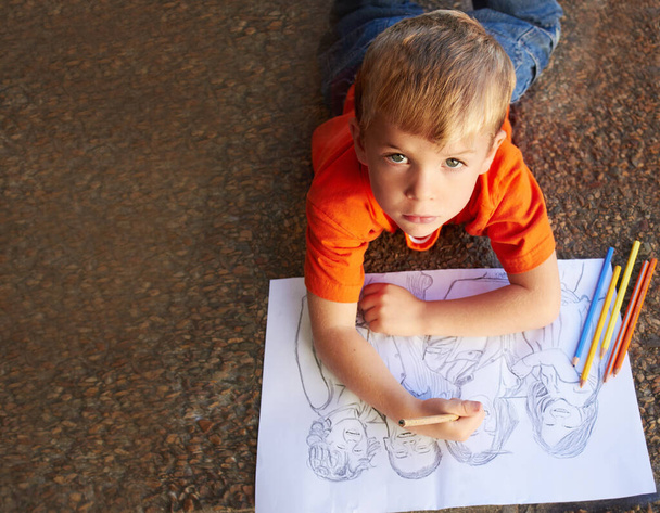 C'est un grand artiste. Petit garçon talentueux dessinant un croquis incroyablement avancé - Photo, image