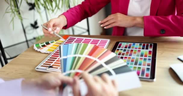 Spotkanie z projektantem i klientem w biurze i omówienie wyboru koloru. Kreatywna przestrzeń robocza z kolorowymi próbkami i tabletem - Materiał filmowy, wideo
