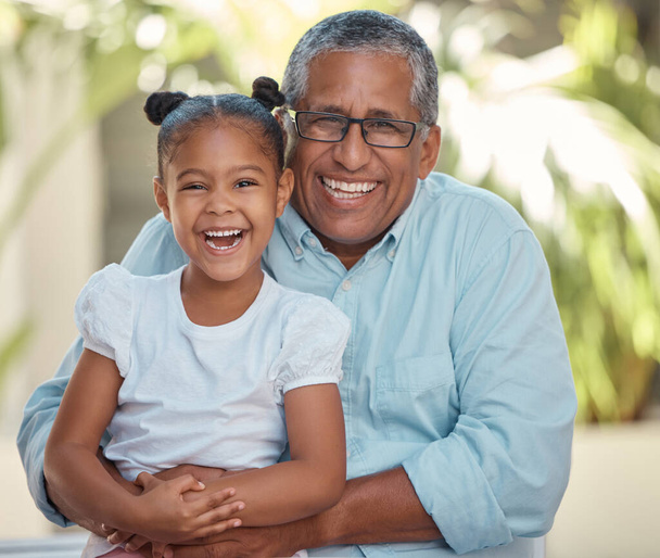 Gelukkig, glimlach en familieportret van een grootouder en meisje met geluk buiten. Lachende man en jong kind lachen samen met een knuffel gevoel van liefde, vertrouwen en zorg met een wazige achtergrond. - Foto, afbeelding