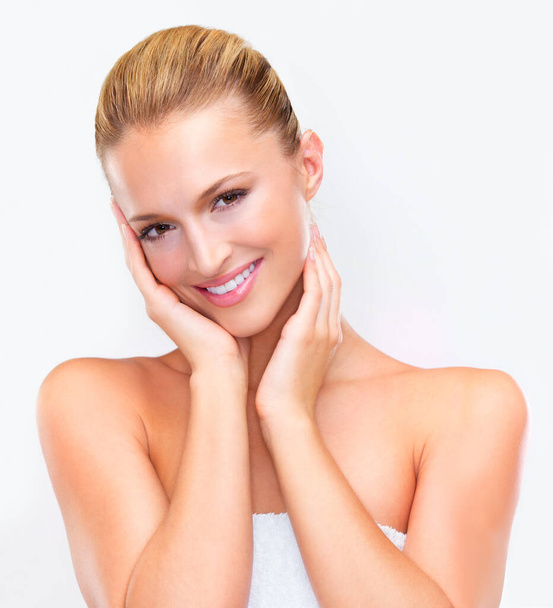 Totally adorable with no effort at all. Head and shoulders isolated portrait of a gorgeous blonde woman with a naturally radiant skin smiling at you - Foto, Imagem