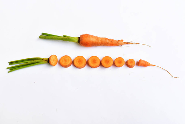 Zanahorias aisladas en fondo blanco, ingredientes alimentarios, fondo de zanahoria, vista superior, puesta plana, marco - Foto, imagen