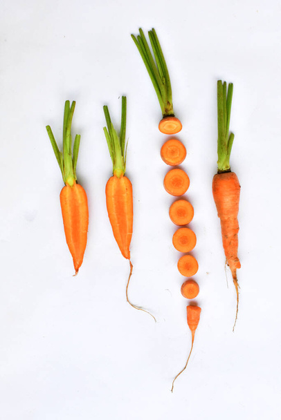 Καρότα απομονώνονται σε λευκό φόντο, συστατικά τροφίμων, καρότο φόντο, πάνω όψη, επίπεδη lay, πλαίσιο - Φωτογραφία, εικόνα