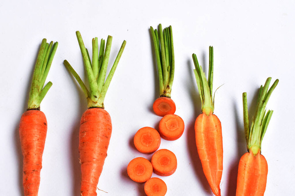 Porkkanat eristetty valkoisella pohjalla, elintarvikkeiden ainesosat, porkkana tausta, ylhäältä, tasainen lay, runko - Valokuva, kuva