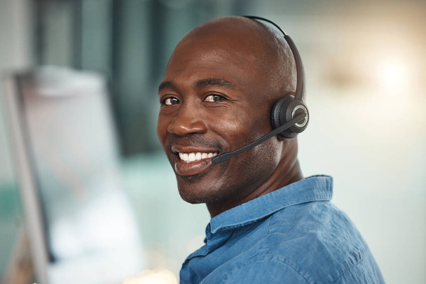 Telemarketing ügyfélszolgálat, boldog fekete ember és a kommunikáció a digitális átalakulás sikere. Portré tanácsadó mosoly call center, online ügyfélszolgálat és üzleti hívás támogatása iot. - Fotó, kép