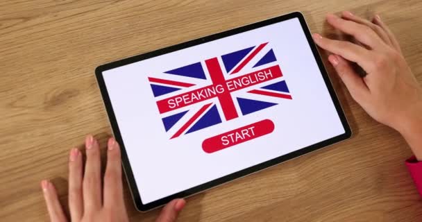 Naučte se anglicky rozhraní v rukou drží tablet s anglickým učení. Aplikace pro výuku cizích jazyků - Záběry, video