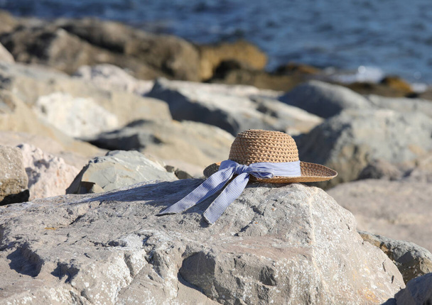 cappello di paglia sulle rocce è un simbolo di vacanza ed esperienza - Foto, immagini