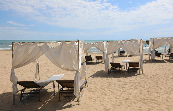 κιόσκι για καταφύγιο από τον ήλιο στην ηλιόλουστη παραλία το καλοκαίρι σε ένα αποκλειστικό θέρετρο - Φωτογραφία, εικόνα