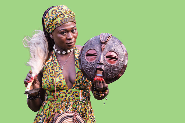 African woman with traditional dress from Ghana and mask - Foto, Bild