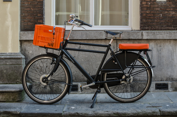 Kerékpár, narancssárga díszítéssel - Fotó, kép