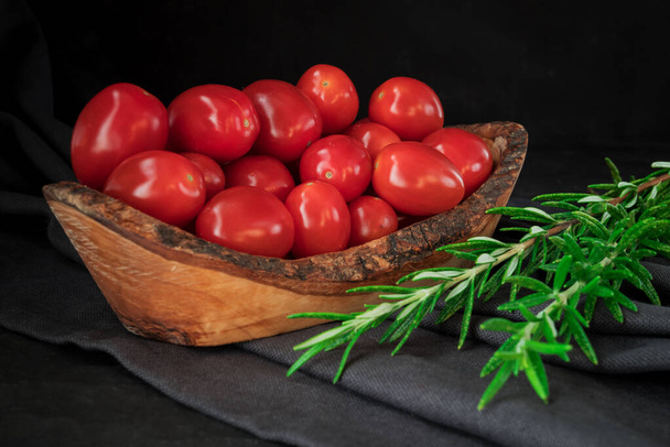 rote Tomaten Zweig auf dem Tisch Hintergrund, gesunde Ernährung  - Foto, Bild