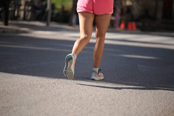 biegacz nogi na asfalcie w wyścigu miejskim buty muskulatury nogi soprts jogging  - Zdjęcie, obraz