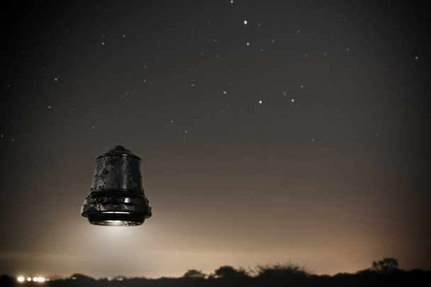 Tanımlanamayan uçan cisim çanı karanlık gökyüzünde üç boyutlu resimde uçuyor. - Fotoğraf, Görsel