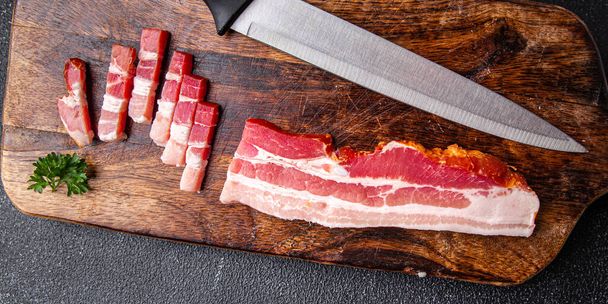 slanina plátek vepřové proužky sádlo uzené maso jídlo svačinka na stole kopírovat prostor jídlo pozadí - Fotografie, Obrázek