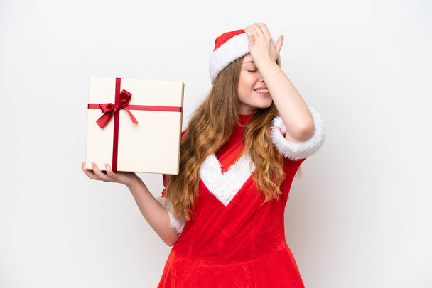 Young caucasian woman with Christmas dress holding gift isolated on white background has realized something and intending the solution - Foto, Imagem