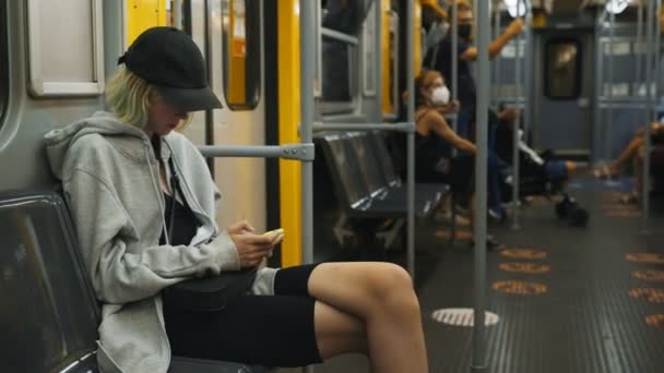 Nastolatka z przejażdżkami smartfonem w pociągu metra. - Materiał filmowy, wideo
