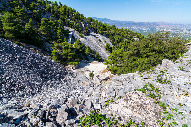 Parte della cava di marmo Penteli abbandonata ad Attika, Grecia. Penteli è una montagna, 18 km a nord di Atene, da cui è stata fornita pietra per la costruzione del Partenone. - Foto, immagini
