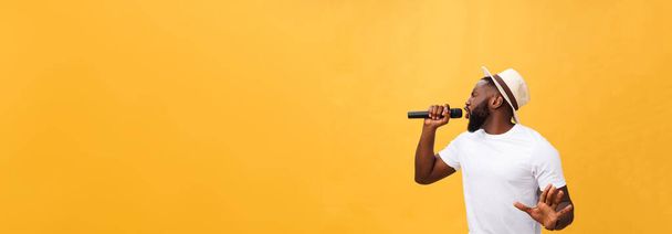 νεαρό εφηβικό αγόρι μαύρο αφρικανικός Αμερικανός τραγουδιστής εκτέλεση σε μια συναυλία - Φωτογραφία, εικόνα