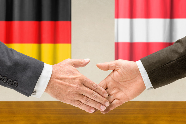 Németország és Ausztria képviselőiből kezet - Fotó, kép