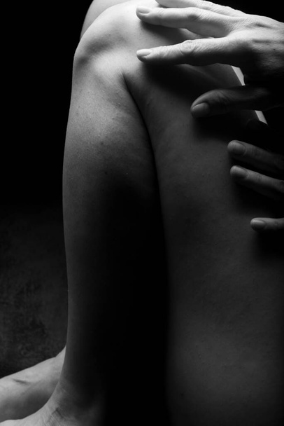Silhouette féminine nue. Portrait noir et blanc. Une partie des jambes des femmes. Femme mûre sexy. Jeune adulte avec corps nu. - Photo, image
