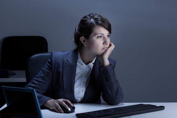 Bored businesswoman using computer - Foto, Bild