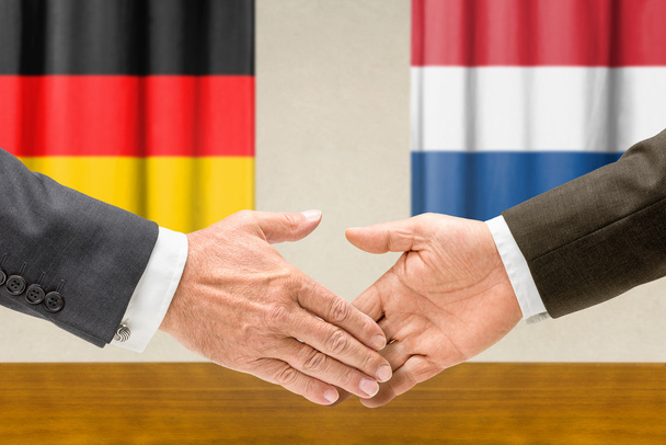Representantes de Alemania y los Países Bajos se dan la mano
 - Foto, imagen