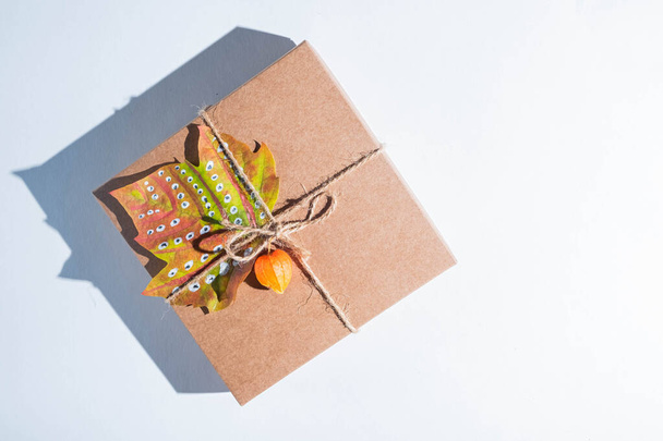 Caixa de presente de artesanato decorado folha de bordo outono. Ação de Graças e zero conceito de desperdício. Espaço de cópia  - Foto, Imagem