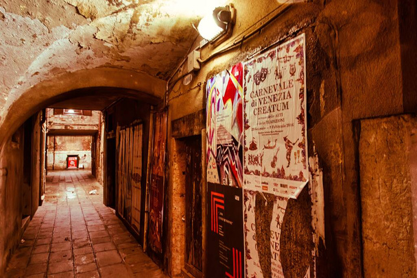 Venice, Italy - February 16 2016 : A visit of Venice when the tourists are not there. Small almost hidden alleys connect the different parts of the city - Foto, Imagen