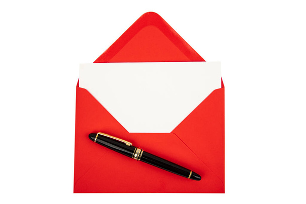 Busta rossa con penna stilografica isolata su sfondo bianco - Foto, immagini