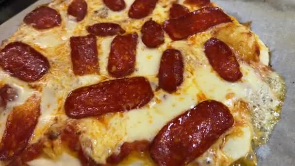 Świeża gorąca pizza z kiełbaskami na blasze, zbliżenie. Wysokiej jakości materiał 4k - Materiał filmowy, wideo
