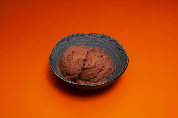 Νόστιμο παγωτό σοκολάτα σε μια ζεστή μέρα - Φωτογραφία, εικόνα