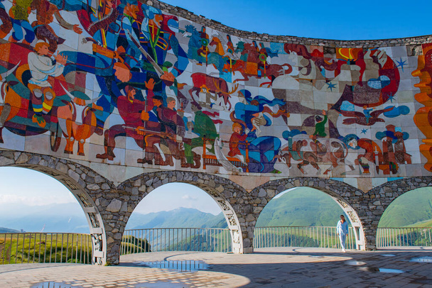 belo Arco da Amizade na estrada militar georgiana. Foto de alta qualidade - Foto, Imagem