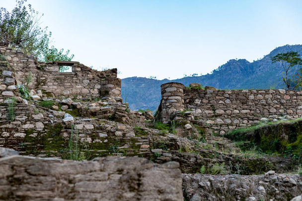 Amulak Dara döbbenetes Swat Valley. Stupa Swat, ez védtelen, és megrongálódott a kincskeresők - Fotó, kép