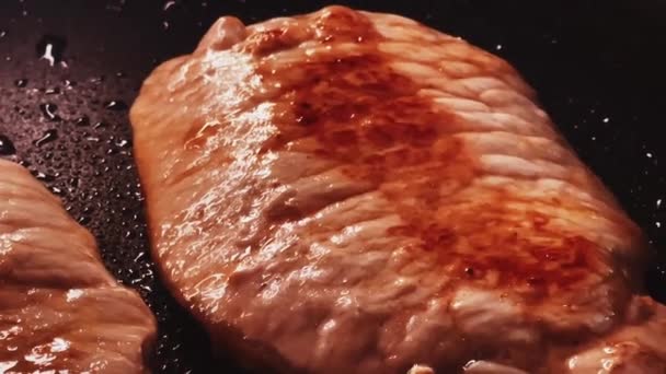 Yemek ve yemek tarifi, kızartma tavasında biftek pişirme. Yüksek kalite 4k görüntü - Video, Çekim