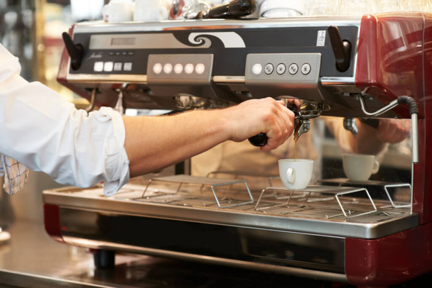 Hyvää aamukahvia. Mies tekee tuoretta kahvia kahvilassa käyttäen ammatillinen kahvinkeitin - Valokuva, kuva