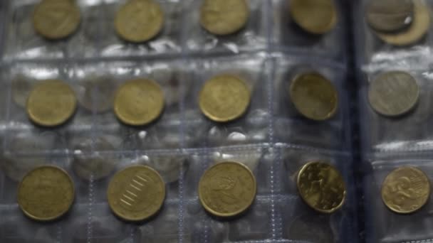 Dünyanın dört bir yanından bozuk para koleksiyonu, eski ve modern paralar. Euro cent ve Amerikan doları. - Video, Çekim