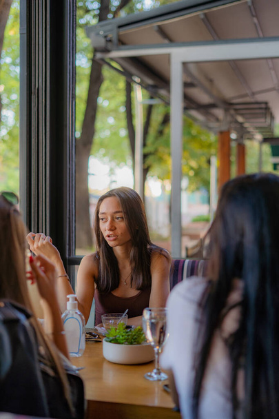 Hämmästyttävä ja kaunis tyttö ystävät puhuvat salongit nauttien kahvilassa - Valokuva, kuva