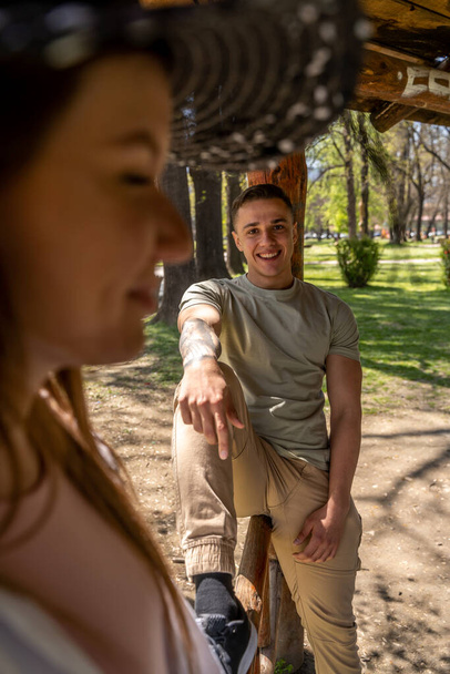 Два счастливых друга-подростка разговаривают и смотрят друг на друга в парке
 - Фото, изображение