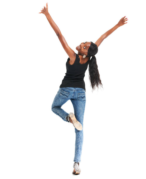 Lleno de energía positiva y sintiéndose genial. Mujer joven y feliz posando sobre un fondo blanco mientras alcanza hacia arriba - copyspace - Foto, Imagen