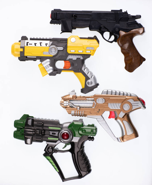 futuristický pistole blaster izolované na bílém pozadí - Fotografie, Obrázek